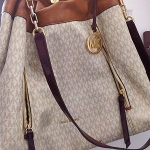 Micheal Kors hand bag